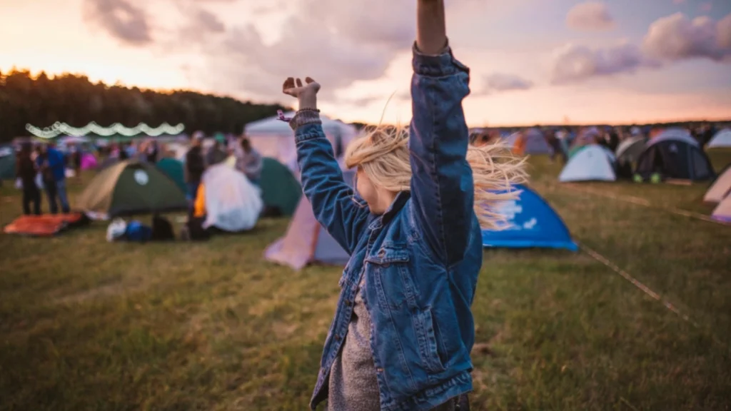 meid gaat los op camping