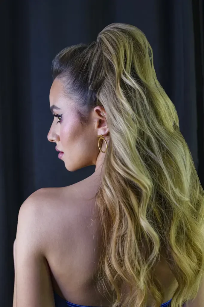 Festival haarstijlen: half-up met volumineuze staart