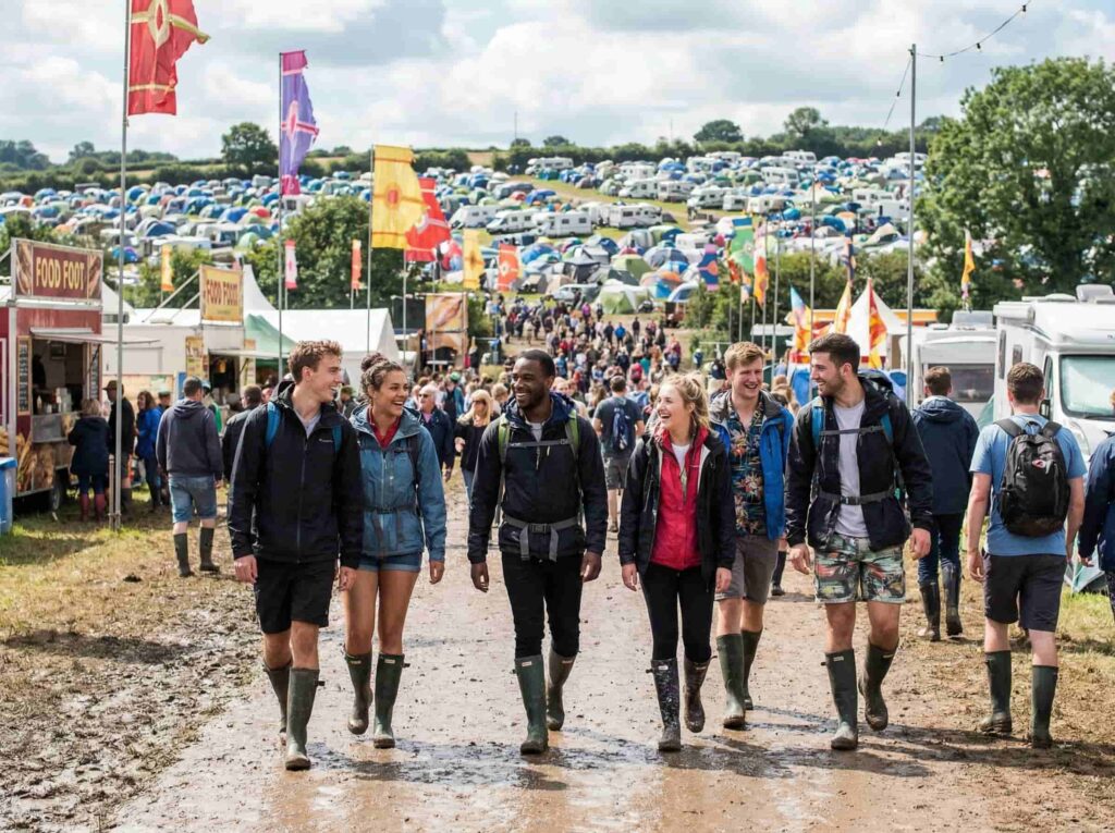 vriendengroep praat over de essentials die ze mee heben genomen