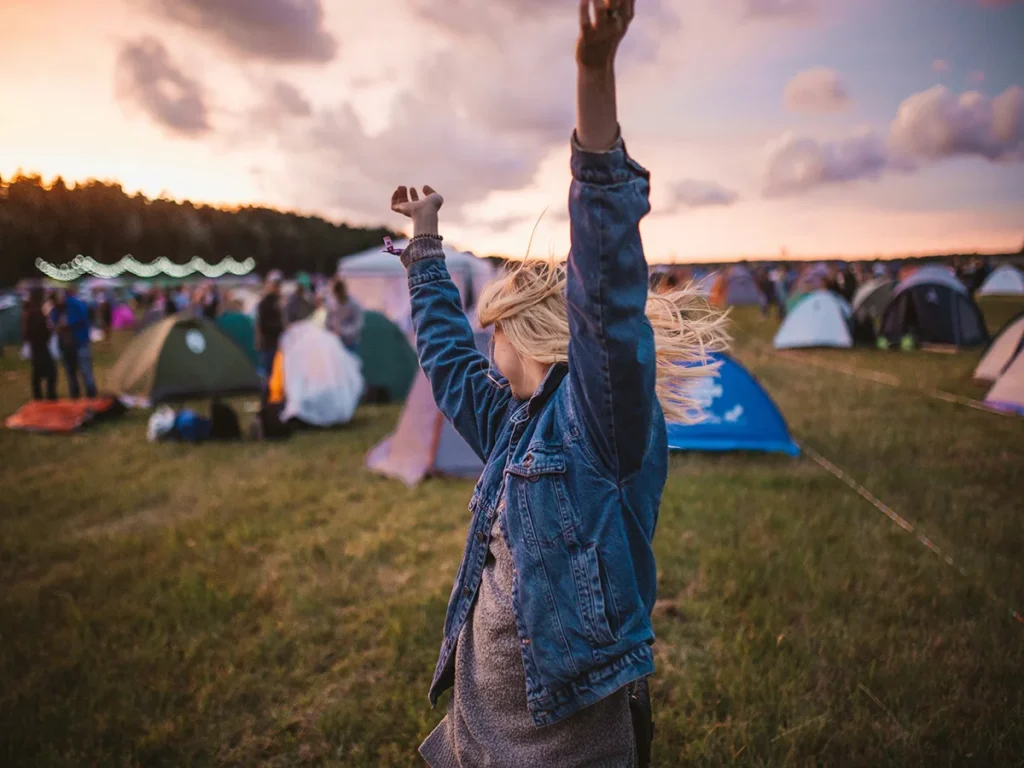 jonge vrouw feest op een festival camping.