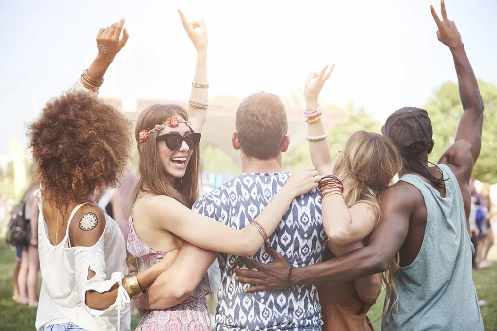 Festival vrienden die aan het feesten zijn.